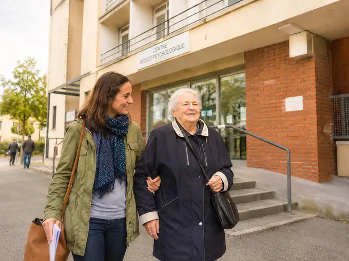 Accompagnement d'une personne âgée à la sortie d'une pharmacie