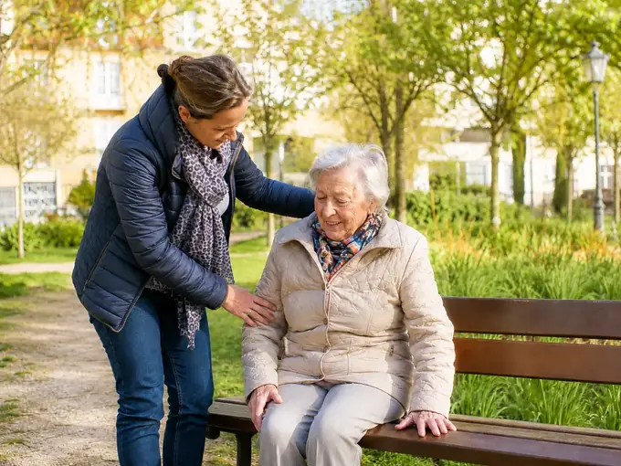 Accompagnement d'une personne âgée pour faire ses courses au marché