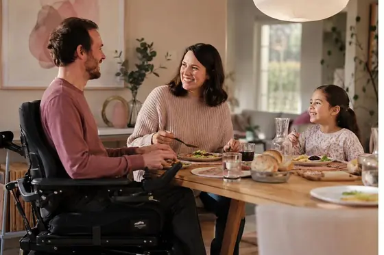 Personne en situation de polyhandicap entourée de ses proches à domicile