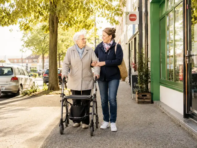 Promenade en fauteuil roulant dans un parc avec une accompagnante