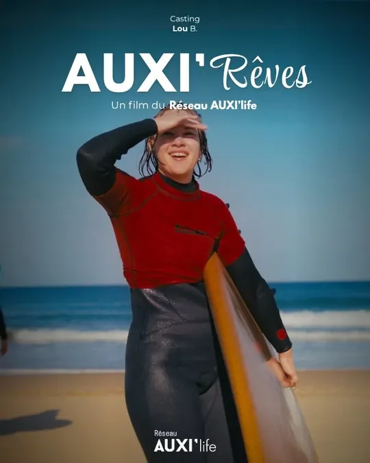 Affiche AUXI'rêves : Lou avec sa planche de surf sur la plage