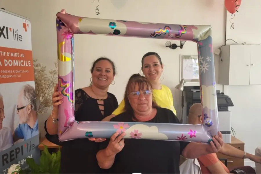 Animation photo en agence AUXI'life avec un cadre décoratif
