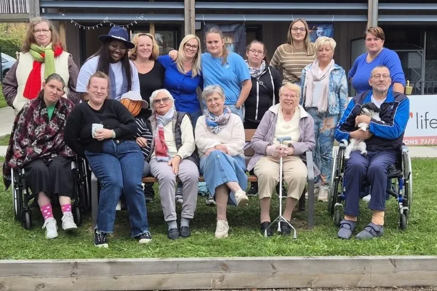 Photo de groupe des personnes accompagnées et des équipes AUXI'life lors d'un temps fort