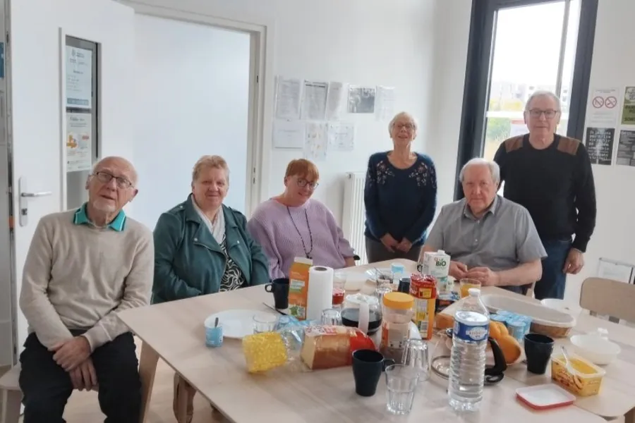 Petit-déjeuner convivial réunissant plusieurs personnes accompagnées par AUXI'life