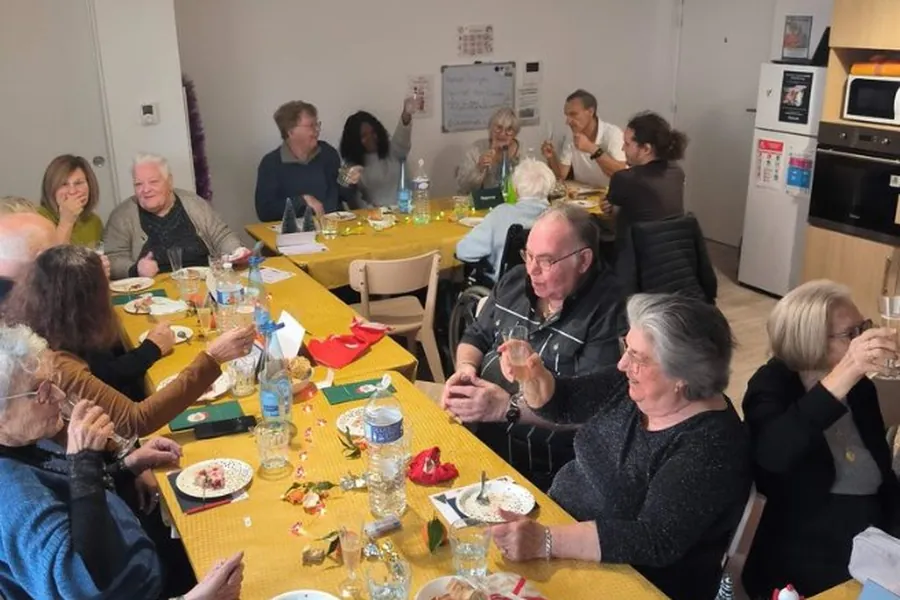 Repas de fête partagé entre personnes accompagnées et équipes AUXI'life