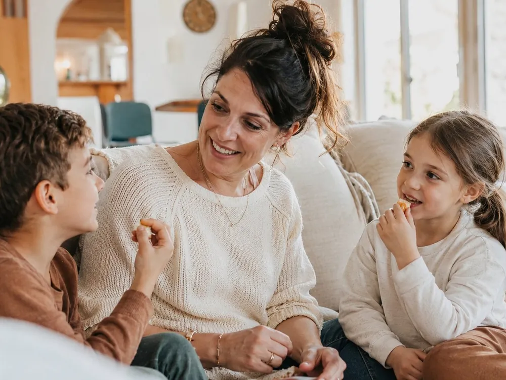 Professionnelle du Réseau AUXI'life partageant un moment familial chaleureux, équilibre entre vie professionnelle et vie personnelle