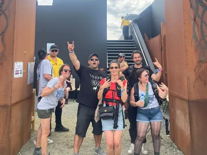 Des festivaliers sous le portique d'accès PMR-PSH du Hellfest, devant une plateforme adaptée aux personnes à mobilité réduite