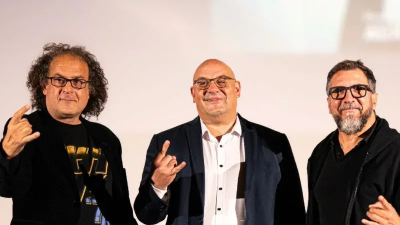 Le fondateur Benoît Tardif et le parrain, le professeur Laurent Karila, entourés du Réseau AUXI'life sur la scène du Charitable Metal Fest au profit de la paralysie cérébrale