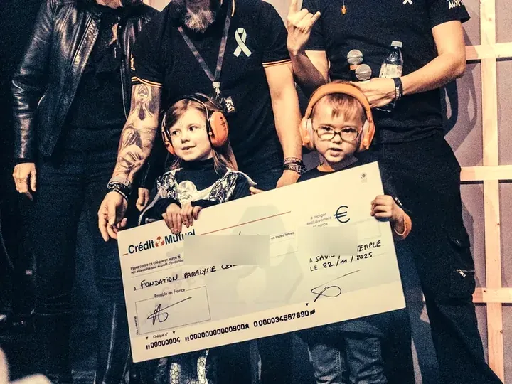 La remise d'un don au profit de la Fondation Paralysie Cérébrale lors du Charitable Metal Fest, festival solidaire soutenu par le Réseau AUXI'life