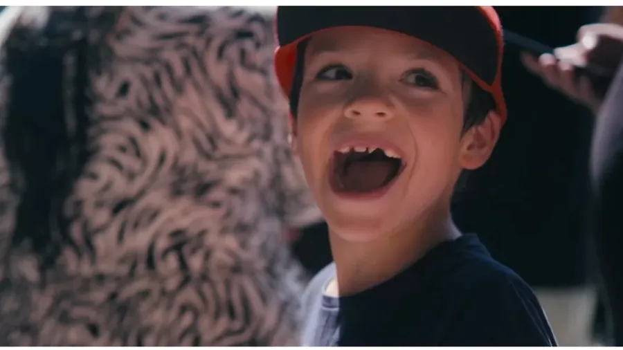 Court métrage AUXI'rêves : un enfant éclate de rire, l'un des films AUXI'life du Réseau