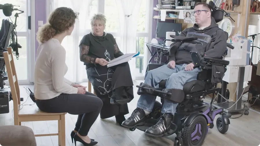 Scène du documentaire On ne naît pas autonome, on le devient : un échange à domicile autour de l'autonomie